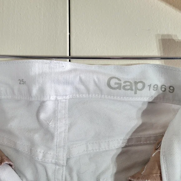 Gap Shorts - Picture 3 of 3
